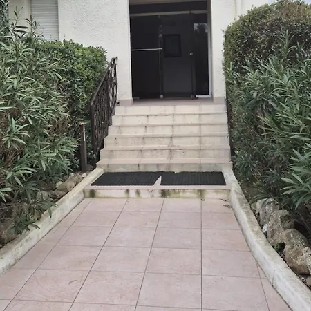Daire With Terrace And Pool In The Center